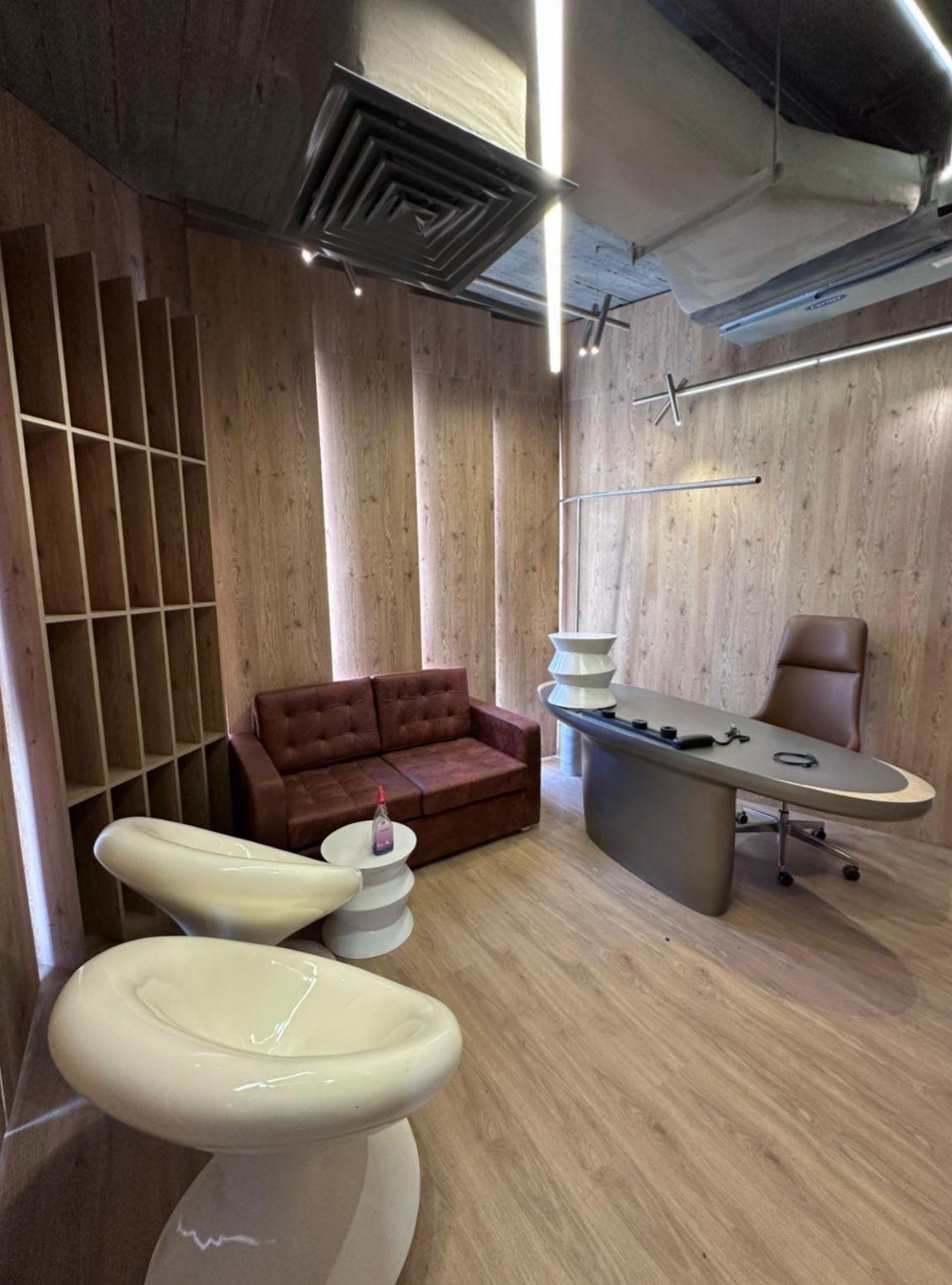 Luxurious Fully Furnished Administrative Office for Rent